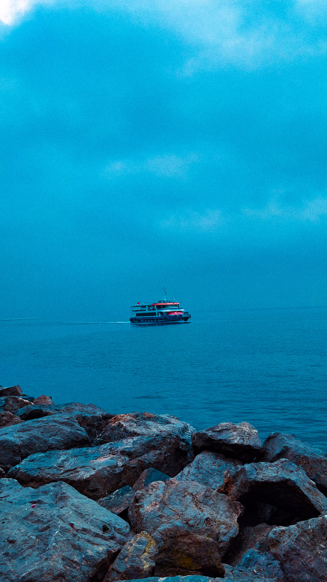 Sahil ve tekne fotoğrafı